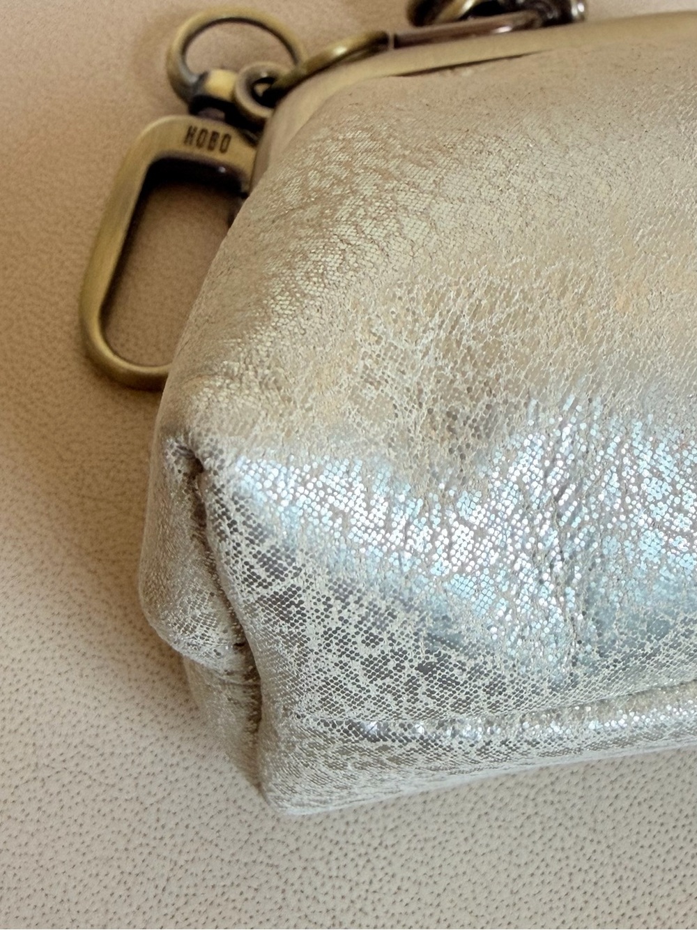 HOBO Metallic Textured Coin Pouch -  Run Frame Pouch - Pearlized Silver! NWT. - Picture 8 of 8